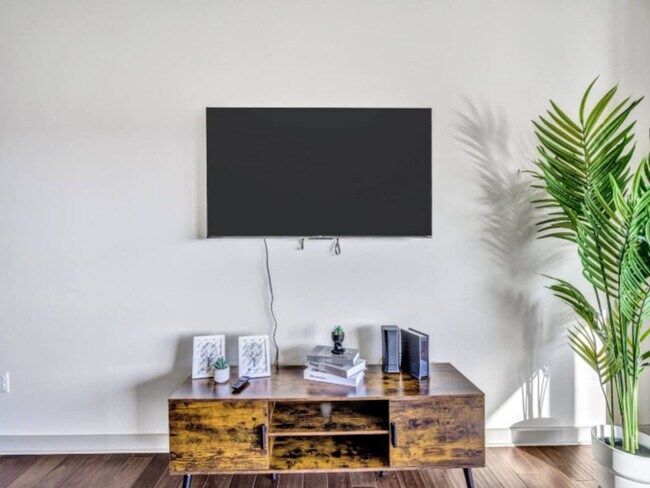 Building Photo - 1555 Elm St