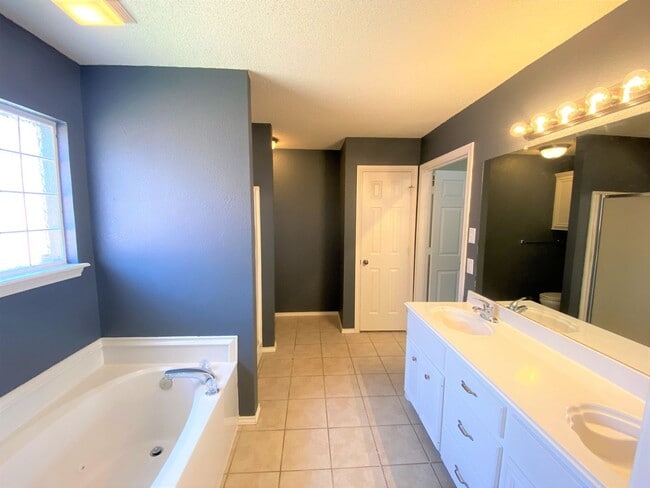 Building Photo - **BEAUTIFUL WESTCHESTER PARK HOME**