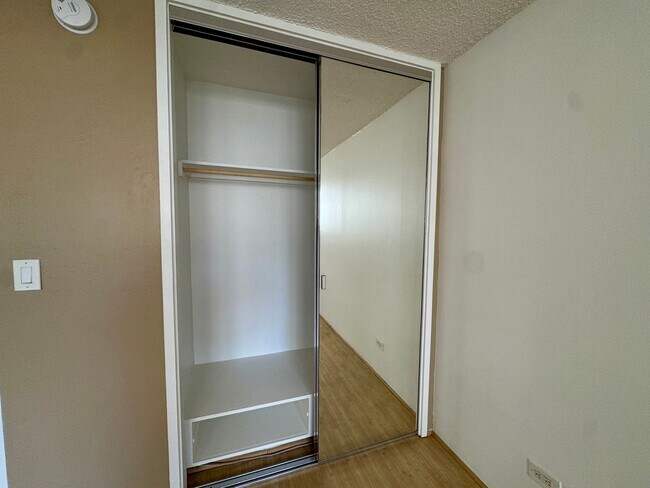 Building Photo - Ainahau Gardens Studio w/ Parking
