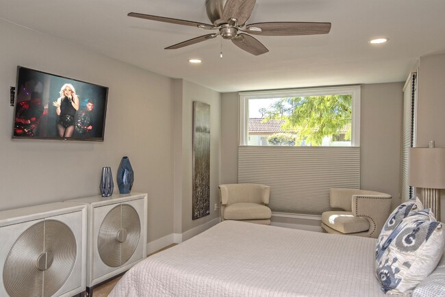 Building Photo - 7842 E MacKenzie Dr