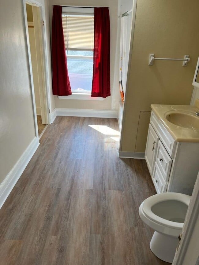 Building Photo - 3 bedroom 1 bath house