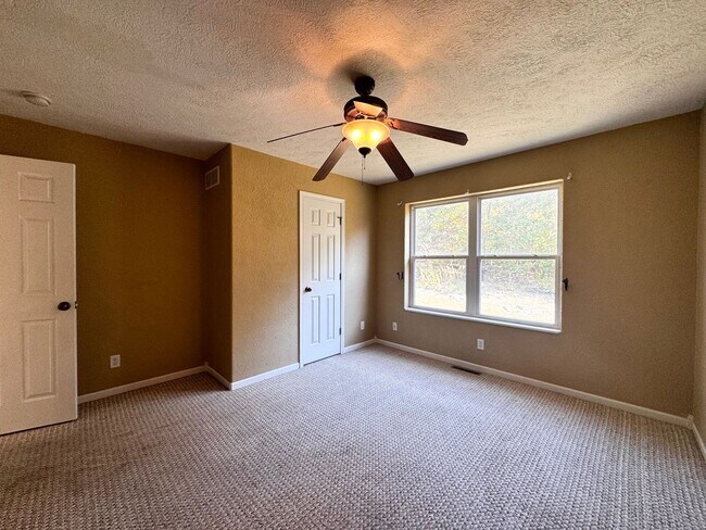 Building Photo - 134 Ridgeview Dr