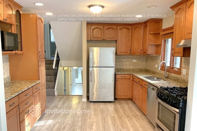 Building Photo - 9922 S 86th Ave