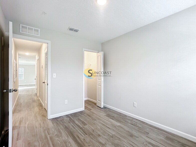 Building Photo - 6451 Breezy Oaks Wy