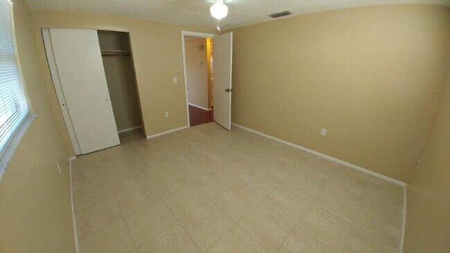 Building Photo - Large 2/2/1 1060 sq ft home with INDOOR LAUNDRY, a full garage, updated kitchen and a fenced in y...