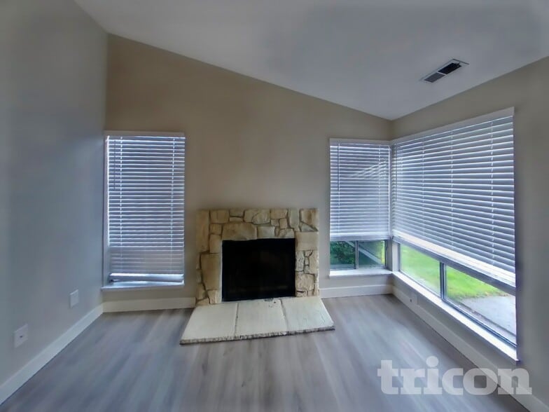 Building Photo - 1021 30th St NE