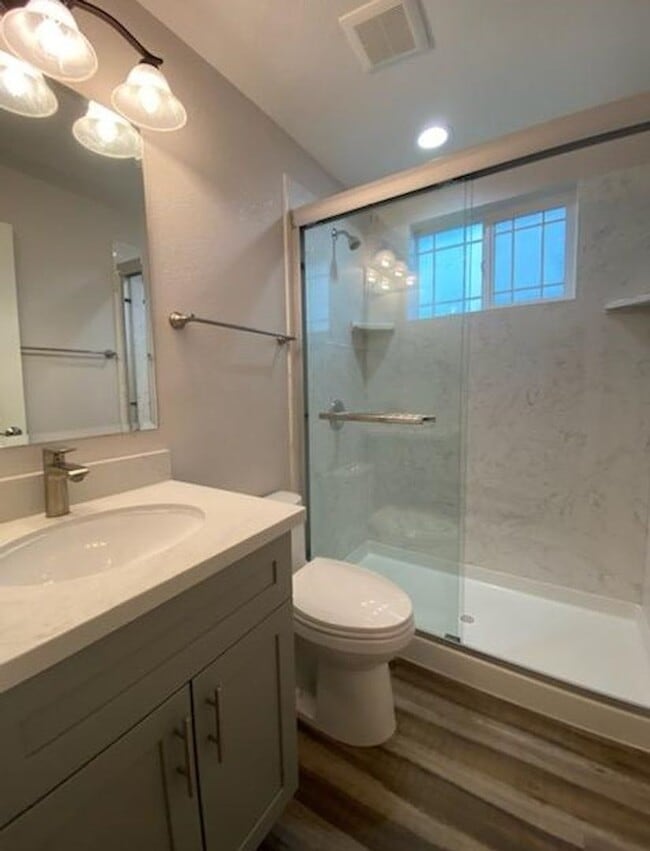 Building Photo - Spacious ADU -  nearly new appliances, flo...