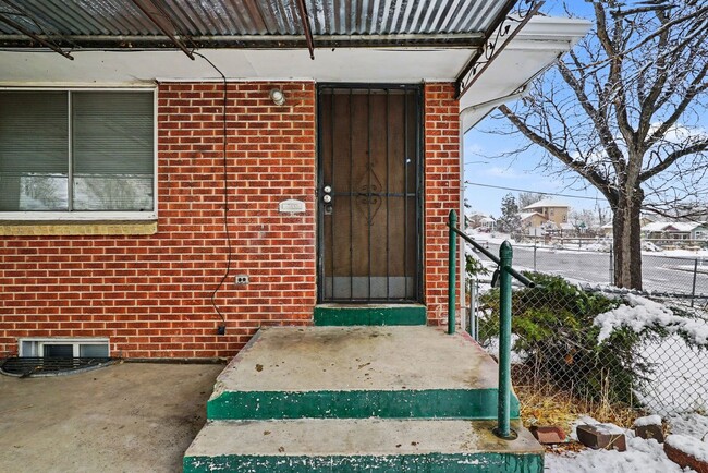 Building Photo - Front Unit - Duplex - 4bed 2bath - Finished Basement! **Special**