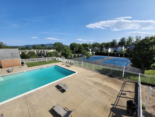 Building Photo - 1211 Villa Ln