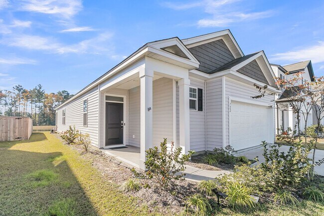 Building Photo - 3 Bedroom 2.5 Bath Located in Pine Hills in Summerville