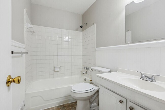 Building Photo - Move In Ready Townhome!