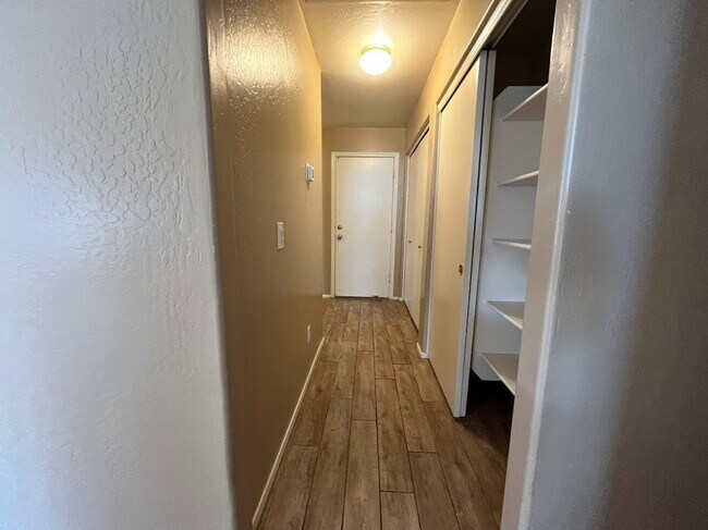 Building Photo - 2 BEDROOM PLUS DEN NEAR ARROWHEAD SHOPS