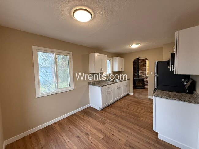 Building Photo - $500 Off Move in Special on Cute Three Bedroom Home