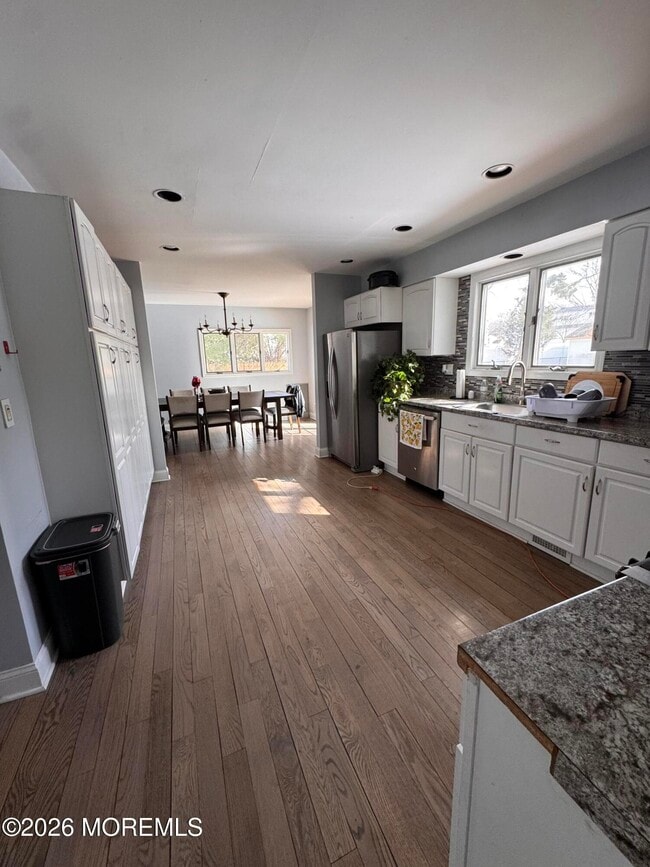 Building Photo - 422 W Lake Ave