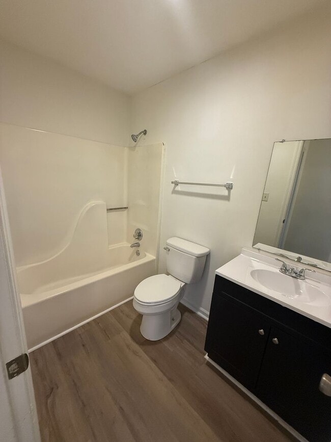 Building Photo - 110 Lake Pl