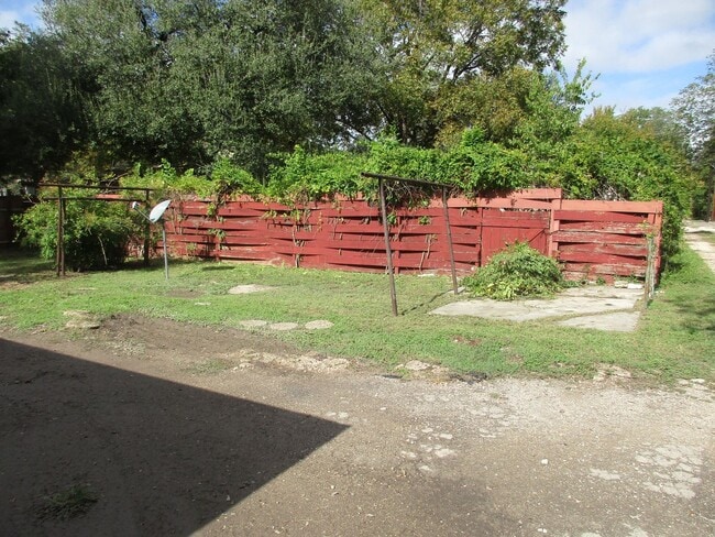 Building Photo - 1/1 Duplex with Carport