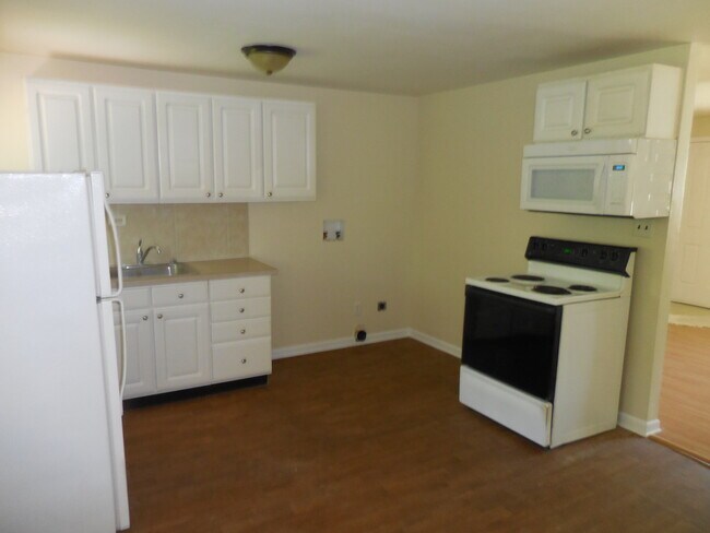 Building Photo - Fantastic Three Bedroom/Updated One Bath I...