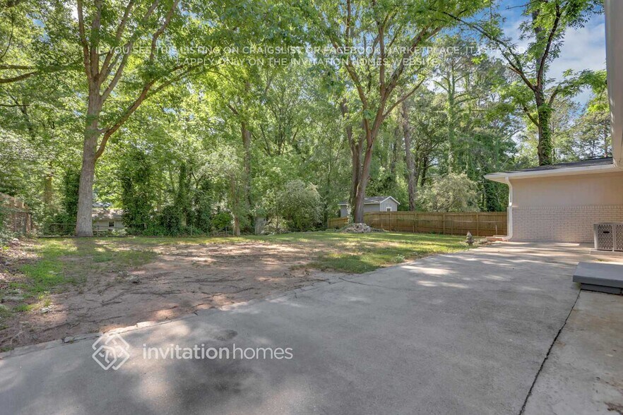 Building Photo - 2922 Meadowview Dr SE