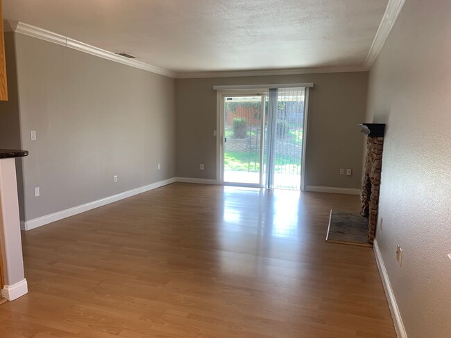 Building Photo - 3bed 2bath available in Rosemont! Pet frie...