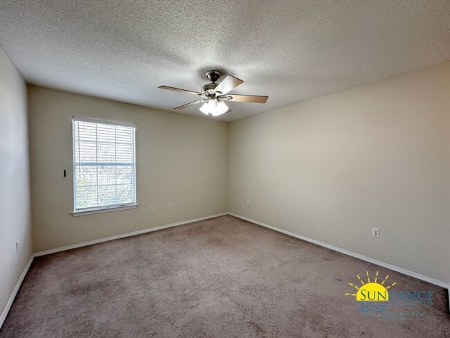 Building Photo - Spacious 3-Bedroom Home in FWB in between Eglin & Hurlburt Bases!