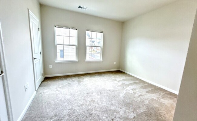 Building Photo - 502 River Crest Way