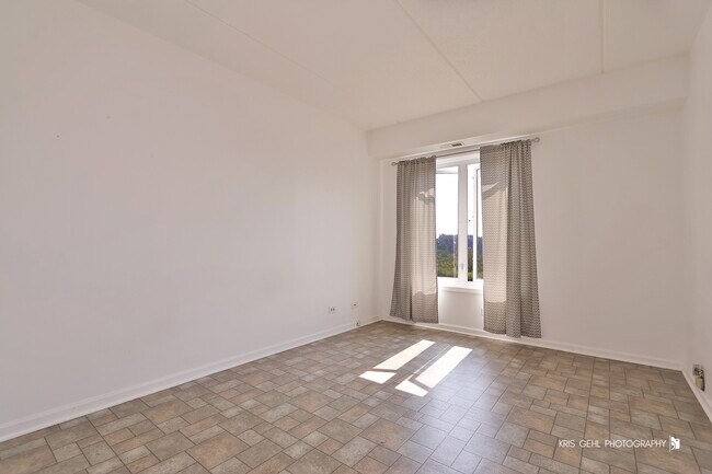 Building Photo - 12900 W Heiden Cir