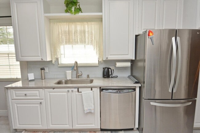 Building Photo - 1020 SW Balmoral Trce