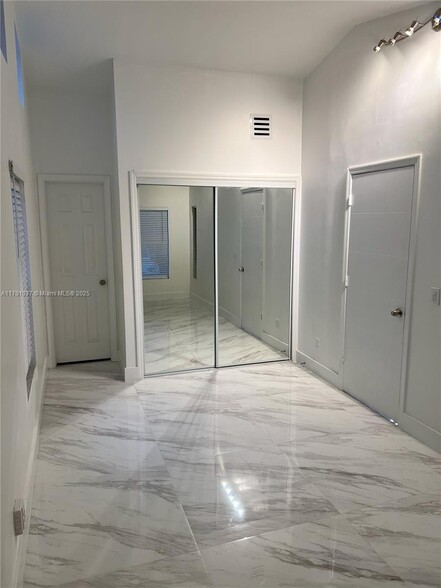 Building Photo - 4337 SW 49th St