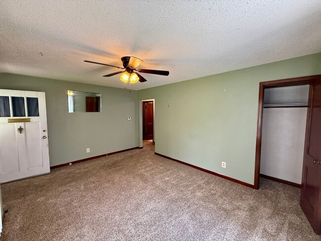 Building Photo - 2 Bed / 1 Bath House with lots of Features...