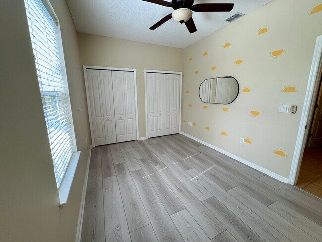 Building Photo - 520 SW Dailey Ave