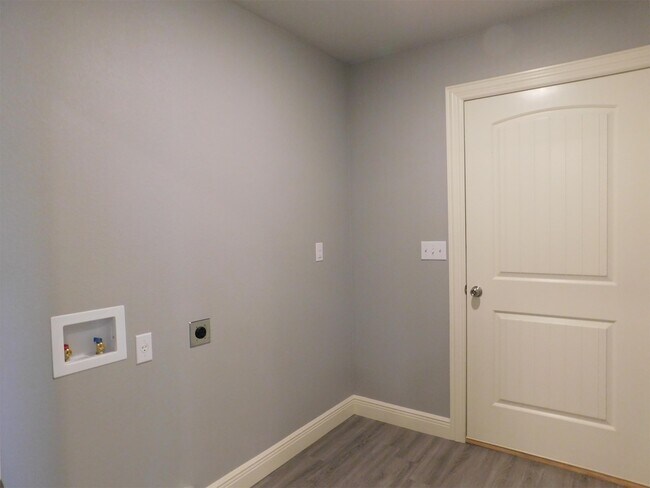 Building Photo - 9005-9007 Sandra Way