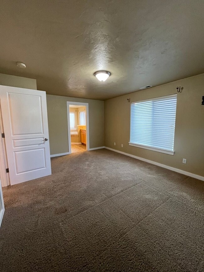 Building Photo - 4-Bedroom 2 1/2 Bathroom Home