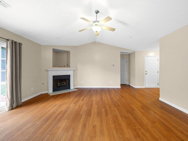 Building Photo - Charming Single-Level 3 BR, 2 BA Home with...