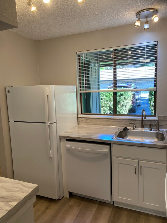 Building Photo - Fully renovated 2 bedroom, 1.5 bath apartment available with Separate Garage! Fully remodeled Kit...
