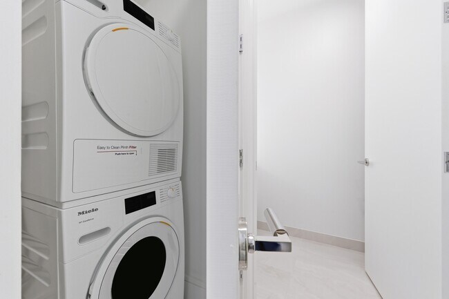 Building Photo - 220 Lake Shore Dr