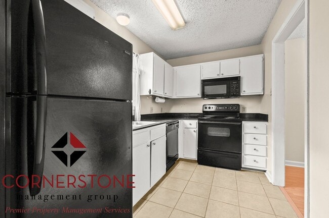 Building Photo - 2 Bed, 1.5 Bath located off of Brightside ...