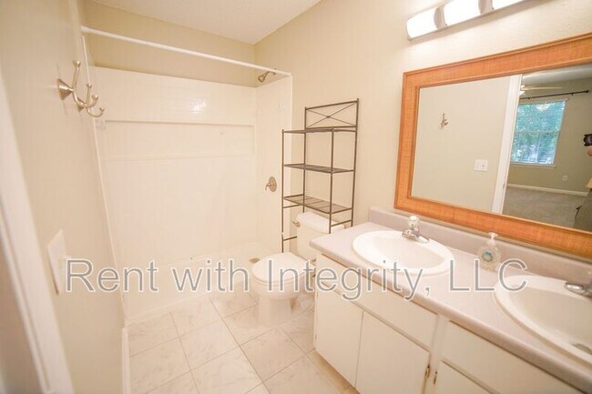 Building Photo - 1100 Greentree Ct
