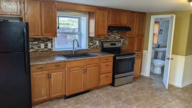 Primary Photo - 2 bedroom 1 bath basement apartment with w...