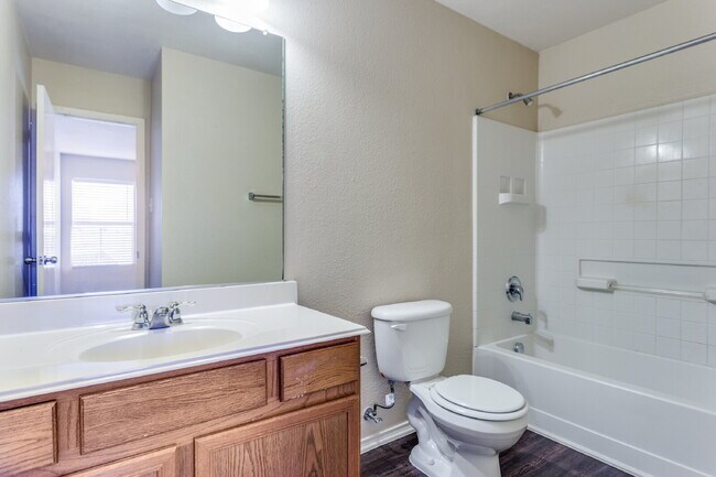 Building Photo - Beautifully Updated Duplex in Crowley! MOVE-IN SPECIAL!!!