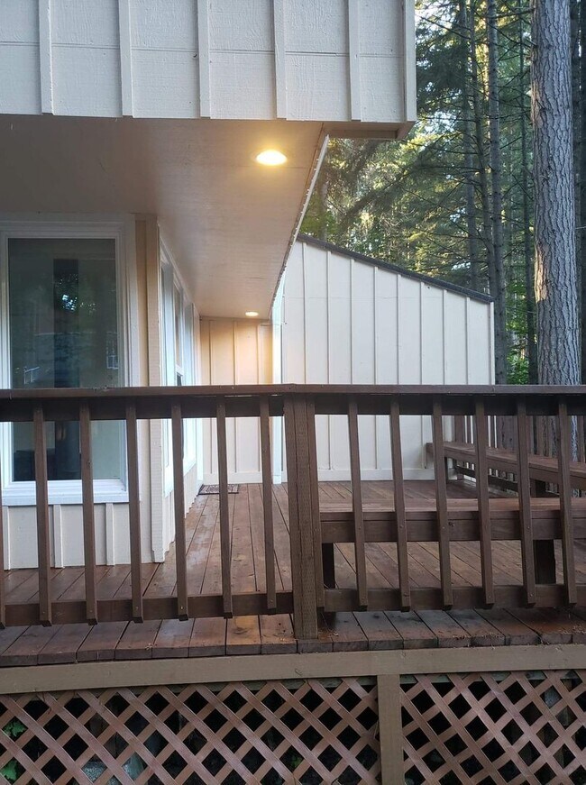 Building Photo - Move in Ready 1 Bed/1Bath in Clearwood with detached 2 car garage!