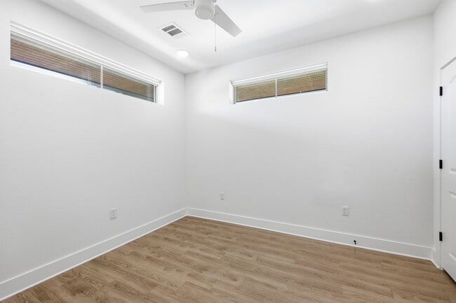 Building Photo - Beautiful 2 bedroom, 2 bathroom home in Gated Sunset Valley Community!!!