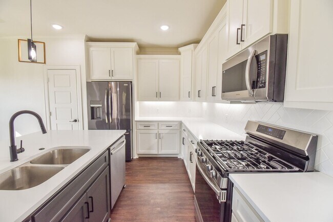 Building Photo - AVAILABLE NOW! Stunning 4 Bedroom 2 Bath i...
