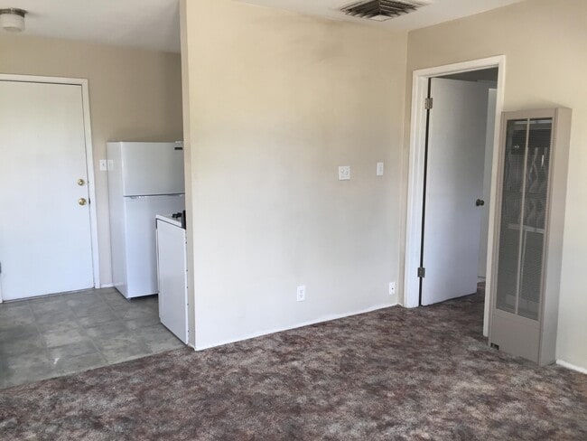 Building Photo - 427 Stanford Dr SE