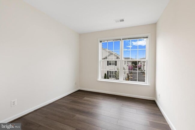 Building Photo - 5036 Greenhouse Terrace