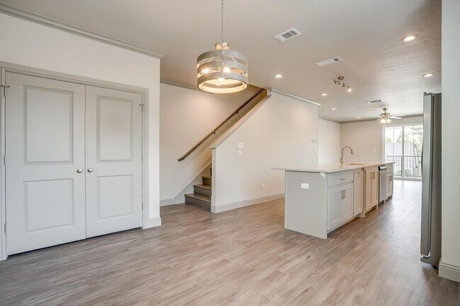 Building Photo - 2834 Wayside Ave