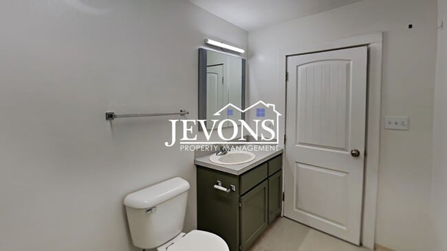 Building Photo - Charming 3-bedroom home with fenced backya...