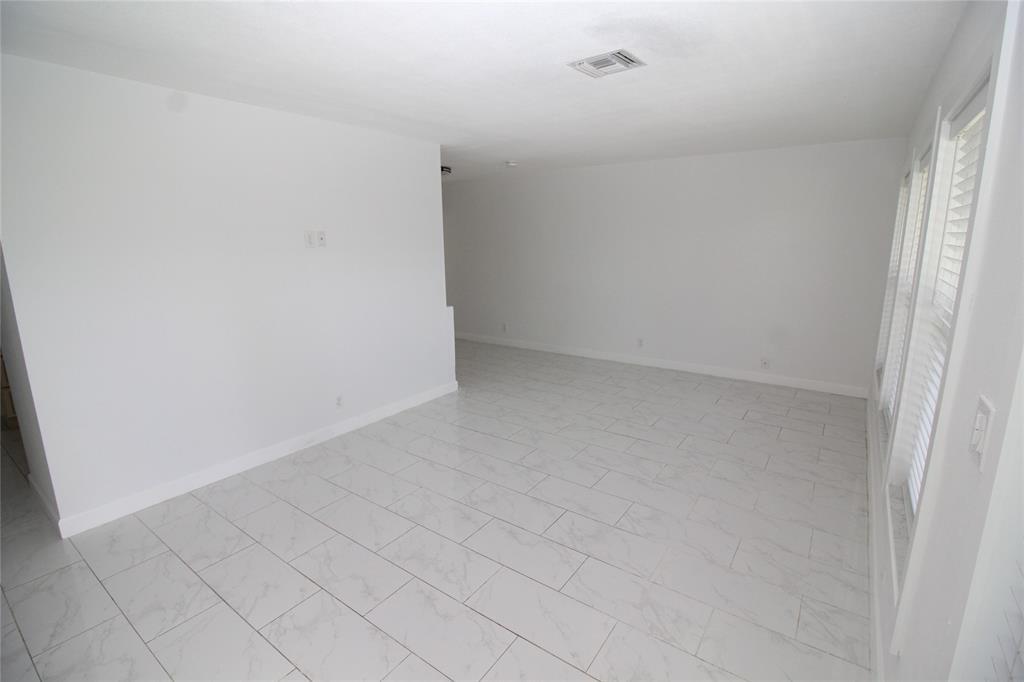 Building Photo - 160 SW 127th Ave