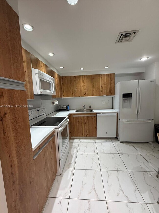 Building Photo - 2301 S Ocean Dr