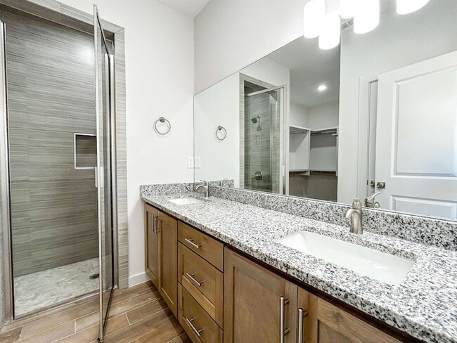 Building Photo - 5008 Rotonda Ln
