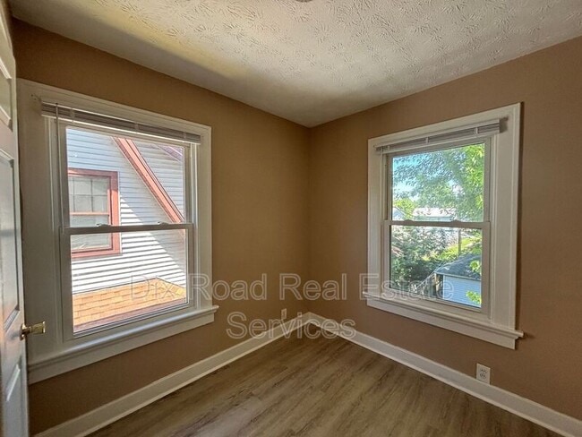 Building Photo - 217 Fernwood Ave